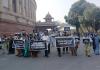 केंद्र से बकाया की मांग को लेकर तृणमूल कांग्रेस ने संसद परिसर में विरोध प्रदर्शन किया