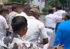 कारोबारियों ने पुलिस के सामने रंगदार को पीटा