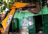 बैरकपुर में बुलडोजर से  टीएमसी के दफ्तर को किया गया जमींदोज