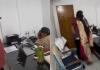 6 साल बाद पति ने अचानक पहुंचकर दिया पत्नी को सरप्राइज