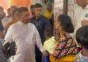 जनता दरबार में पहुंची पार्क स्ट्रीट में दूध गर्म करने वाली महिला