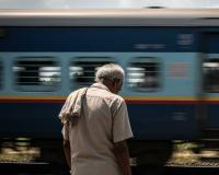 बेलघरिया में ट्रेन के आगे बुज़ुर्ग ने लगाई छलांग