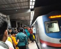 मेट्रो के सामने फिर एक व्यक्ति ने लगाई छलांग