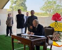 दिल्ली दौरे के दूसरे दिन राजघाट पहुंचे पुतिन