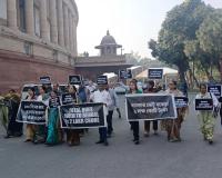 केंद्र से बकाया की मांग को लेकर तृणमूल कांग्रेस ने संसद परिसर में विरोध प्रदर्शन किया