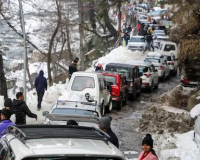 हिमाचल प्रदेश के पहाड़ी इलाकों में भारी बर्फबारी ने जनजीवन को पूरी तरह अस्त-व्यस्त कर दिया है। 