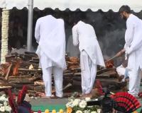 अजित पवार का पार्थिव शरीर पंचतत्व में विलीन, 