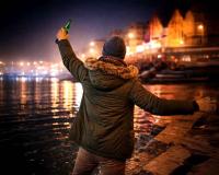 सर्दियों की रात में गंगा नदी को देखकर खुशी से झूम उठा युवक 