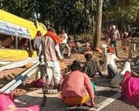 छत्तीसगढ़-झारखंड सीमा पर बस के हुए ब्रेक फेल, पेड़ से टकराकर खाई में गिरी