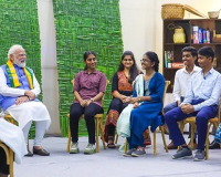 प्रधानमंत्री मोदी ने परीक्षा पे चर्चा के 9वें संस्करण के दूसरे एपिसोड में देशभर से आए छात्रों से की मुलाकात.