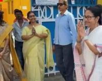 ममता बनर्जी ने यूनाइटेड मिशनरी गर्ल्स हाई स्कूल में