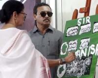 ममता बनर्जी ने ड्राइंग बनाकर एसआईआर का किया विरोध