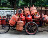 युद्ध के असर की वजह से कोलकाता में डबल सिलेंडर कनेक्शन कुछ समय के लिए बंद