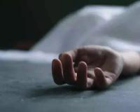 बीमार युवती को अस्पताल ले जाने के बजाय स्कूल की बालकनी में छोड़ गया युवक