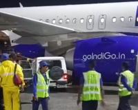 कोलकाता एयरपोर्ट पर खड़े इंडिगो प्लेन को कार ने टक्कर मारी