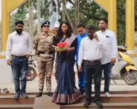 गोल्ड जीतने वाली पूर्व एथलीट स्वप्ना ने मंदिर में पूजा देकर नॉमिनेशन पेपर भरा 