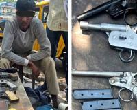 स्ट्रैंड रोड पर एक किशोर से तीन देसी बंदूकें, दो पिस्तौल बरामद