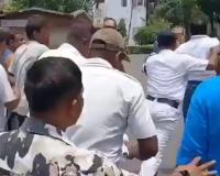 कारोबारियों ने पुलिस के सामने रंगदार को पीटा