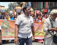 मिट्टी की कमी से कुम्हारों की रोजी-रोटी संकट में 