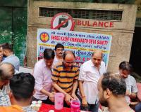 भीषण गर्मी के मद्देनजर राहगीरों को शीतल जल एवं शर्बत का निःशुल्क वितरण