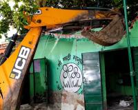 बैरकपुर में बुलडोजर से  टीएमसी के दफ्तर को किया गया जमींदोज