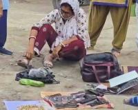 सीआईडी ने उत्तर 24 परगना के अशोकनगर में 12 पिस्तौल के साथ महिला को गिरफ्तार किया