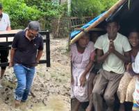असम में बाढ़ पीड़ितों की मदद के लिए बेड लेकर पहुंचा एक आदमी