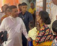 जनता दरबार में पहुंची पार्क स्ट्रीट में दूध गर्म करने वाली महिला