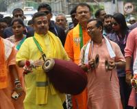 रक्षा बंधन के दिन शुभेंदु ने ममता के घर के सामने पारंपरिक ढोल बजाते हुए कीर्तन किया