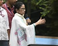 हाई कोर्ट के आदेशों की अवहेलना को लेकर ममता बनर्जी के खिलाफ 