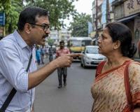 बेबस महिला को पुलिस और नेताओं के नाम पर धमकाया
