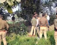 महिला के कपड़े पहने पति का शव पेड़ से लटका मिला