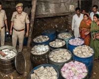 फर्श के नीचे छिपा था नोटों का समंदर, घर के अंदर खुदाई में मिले नोटों से भरे ड्रम