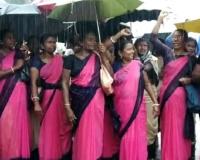 आंगनवाड़ी कार्यकर्ताओं को दिया गया हेल्थ कार्ड और विशेष उपहार 