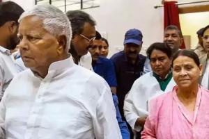 लालू-राबड़ी ने कोर्ट से लगाई गुहार कहा- रोज की सुनवाई पर रोक लगाएं