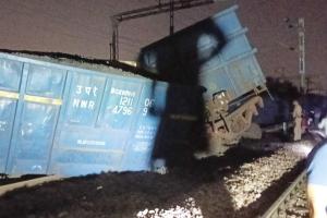 दिल्ली-आगरा रेल मार्ग पर कोयले से लदी रेलगाड़ी के 13 डिब्बे पटरी से उतरे