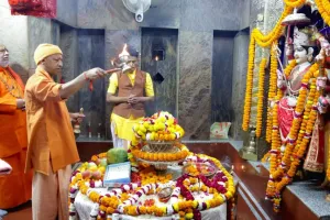 सीएम योगी ने देवी पाटन मंदिर में की पूजा