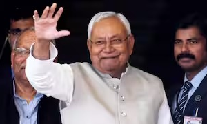 एनडीए की प्रचंड जीते के बाद नीतीश के आवास पर नेताओं का जमावड़ा