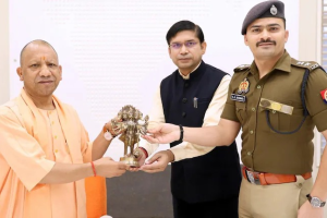 संभल DM राजेंद्र पेंसिया और SP कृष्ण बिश्नोई लखनऊ में CM योगी से मिले, 24 नवंबर से पहले क्यों हुई ये मुलाकात