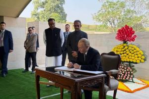 दिल्ली दौरे के दूसरे दिन राजघाट पहुंचे पुतिन