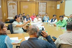 अमादेरं पाड़ा अमादेर समाधान के कार्यों को गति देने को लेकर मेयर ने बोरो चेयरमैनो के साथ की बैठक।