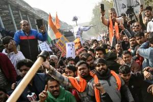 बांग्लादेश में दीपू हत्याकांड के खिलाफ वीएचपी ने दिल्ली में प्रदर्शन किया