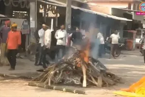 चौराहे पर हुआ अंतिम संस्कार दलित महिला का 