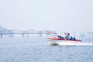 मैथन डैम में उमड़ रही सैलानियों की भीड़