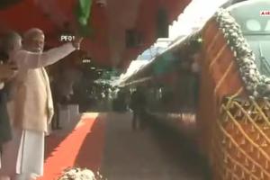 देश की पहली वंदे भारत स्लीपर ट्रेन को पीएम मोदी ने दिखाई हरी झंडी