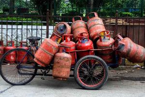 युद्ध के असर की वजह से कोलकाता में डबल सिलेंडर कनेक्शन कुछ समय के लिए बंद