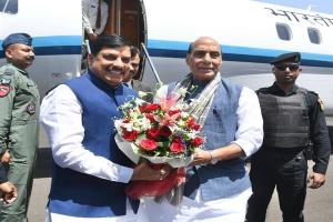 रक्षा मंत्री श्री राजनाथ सिंह को भोपाल के स्टेट हैंगर पर अगवानी किये मुख्यमंत्री डॉ. मोहन यादव