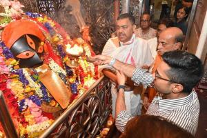 अभिषेक बनर्जी ने कालीघाट मंदिर में पूजा की