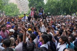कॉकरोच जनता पार्टी ' के पार्लियामेंट कैंपेन को लेकर जंग के मैदान में बदली दिल्ली