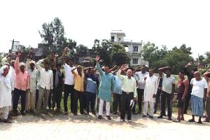 महमदपुर, सुजानपुर गांव के लोगो ने शनिवार को हंगामा कर जमकर प्रदर्शन किया।